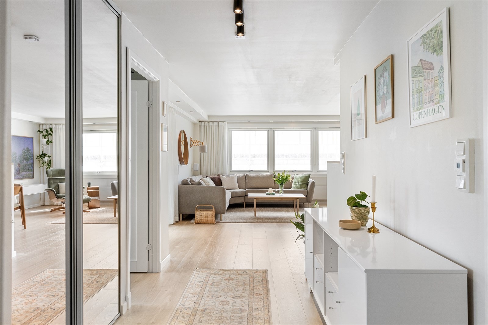 Romslig gang med stor skyvedørsgarderobe. Galleribilde