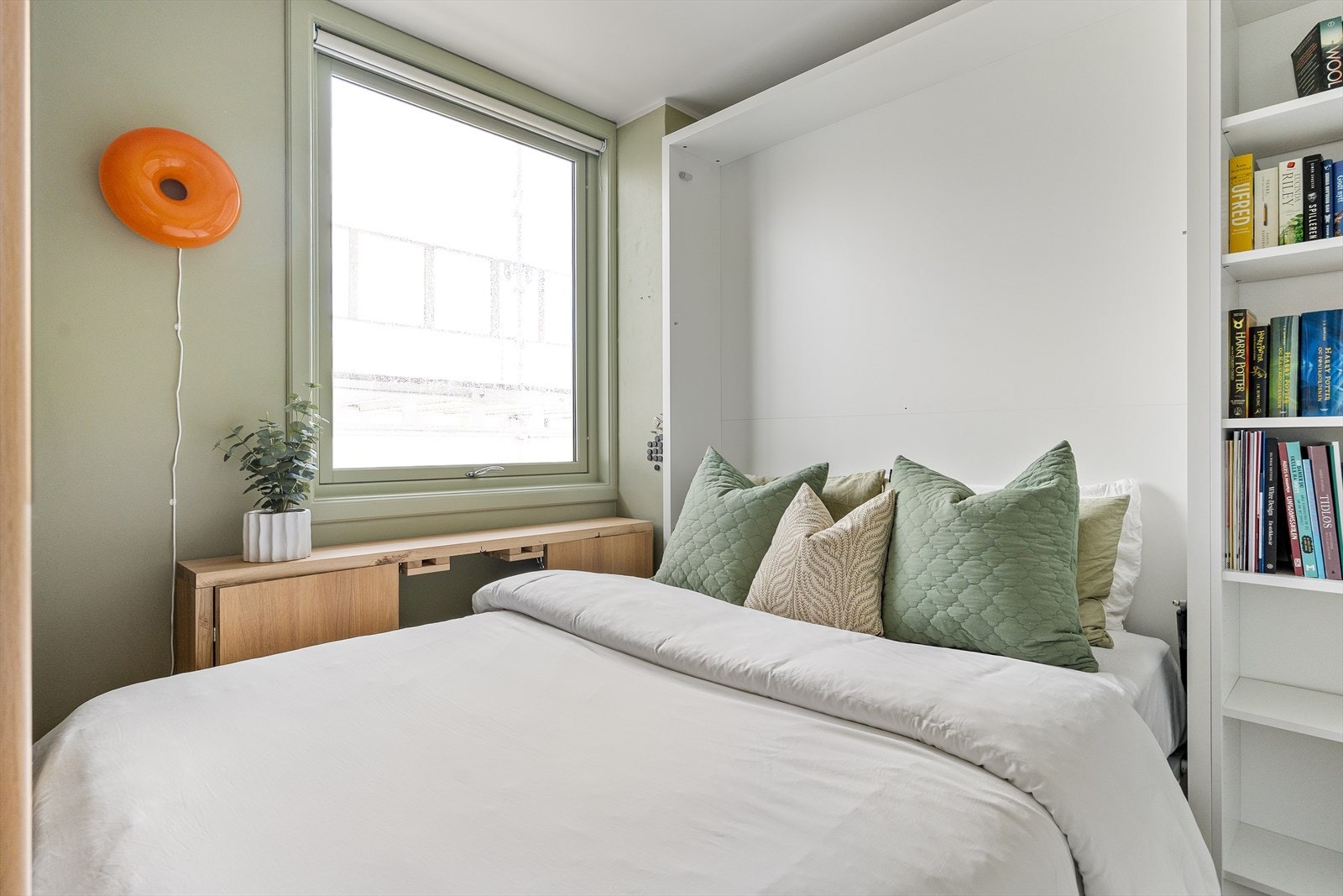 Sovverom nummer to har plass til seng, kontorpult og nattbord. Galleribilde