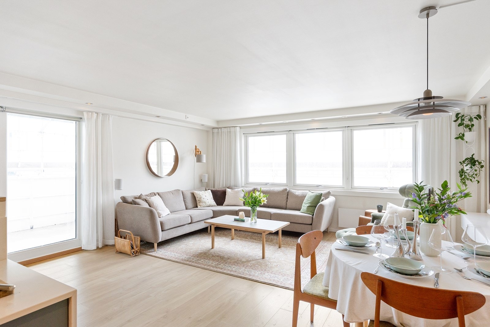 Her er god plass til sofagruppe og spisebord, med fleksible møbleringsmuligheter. Galleribilde