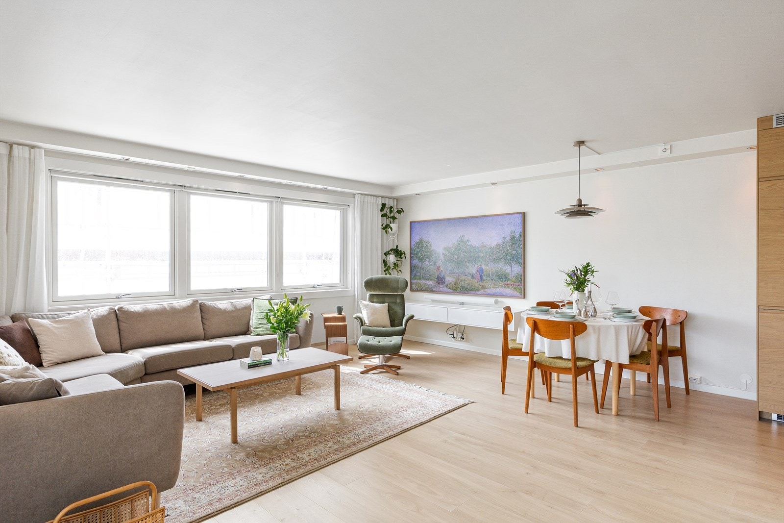 Velkommen til Sofienberggata 44 - en oppgradert leilighet i 4. etasje med heis, stor overbygd balkong og god planløsning. Galleribilde