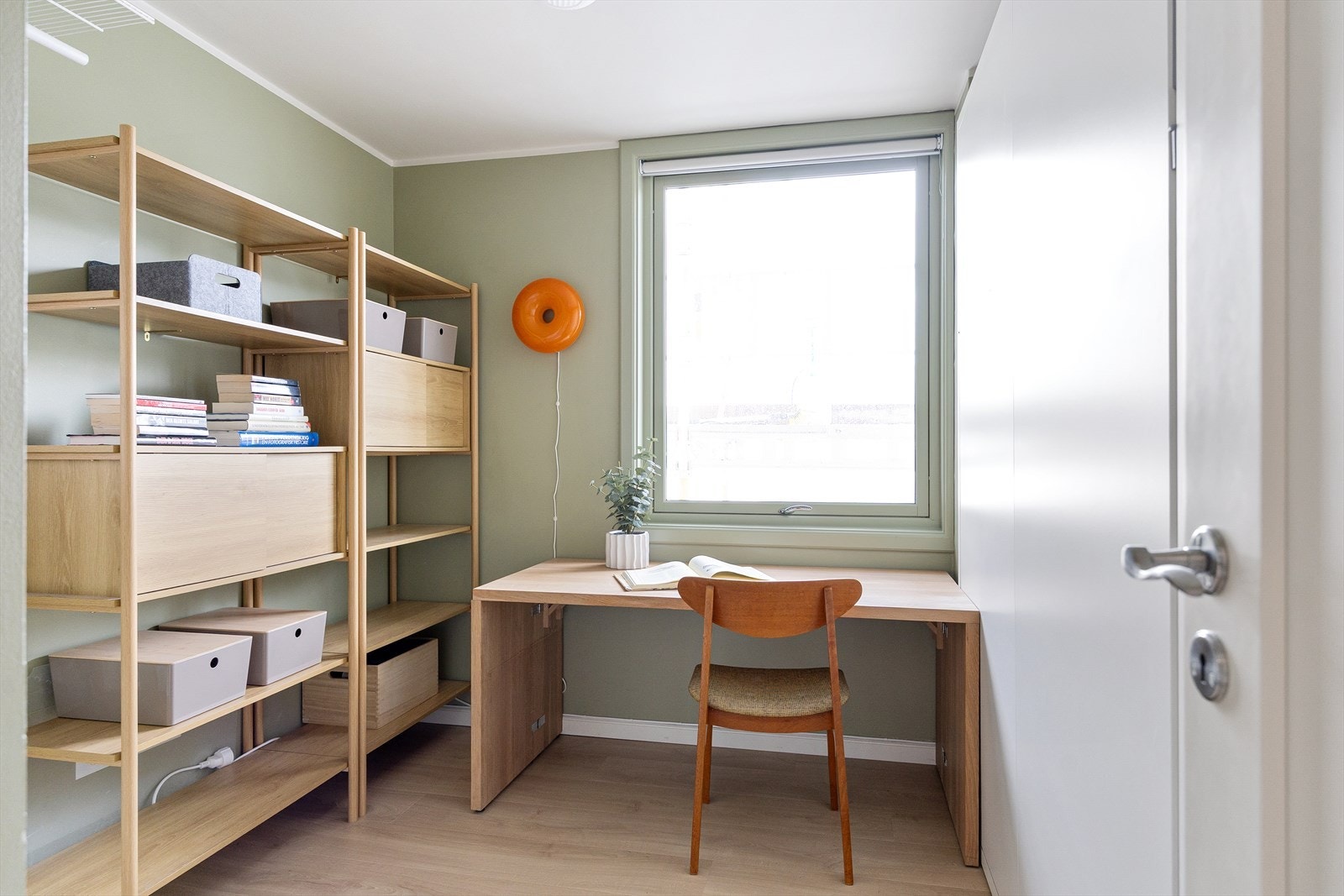 Soverommet vender mot rolige fellesarealer, og rommet er perfekt som både barnerom, gjesterom, "walk in closet", bod eller fungerer utmerket som et kontor. Galleribilde