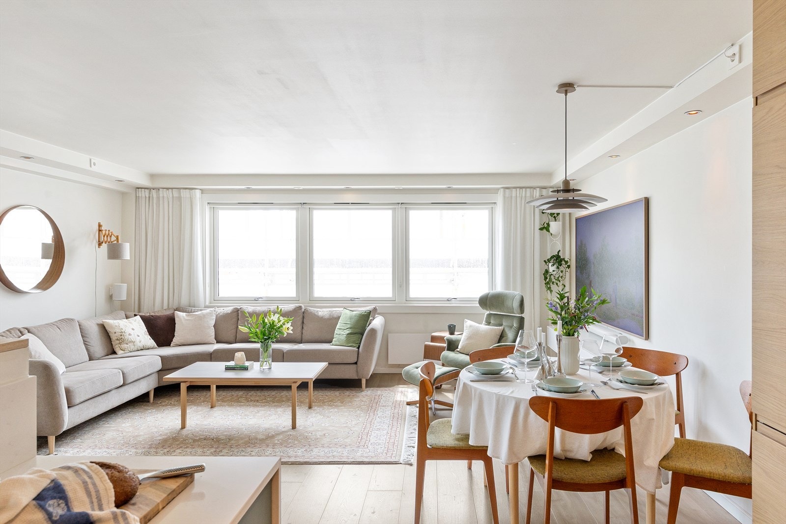 Stuen er lys og romslig, med store vindusflater som slipper inn rikelig med naturlig lys. Galleribilde