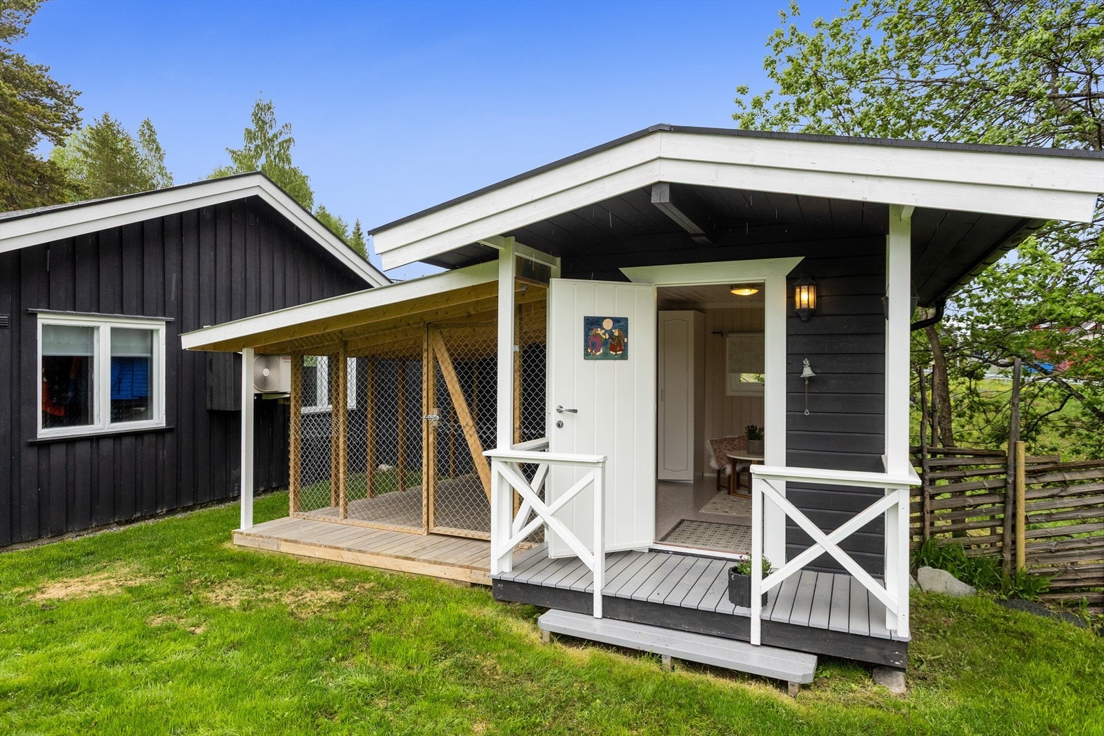Eiendommen har et sjarmerende dukkehus og egen hundegård som gir flotte tilleggsfasiliteter for både små og firbeinte familiemedlemmer. Galleribilde
