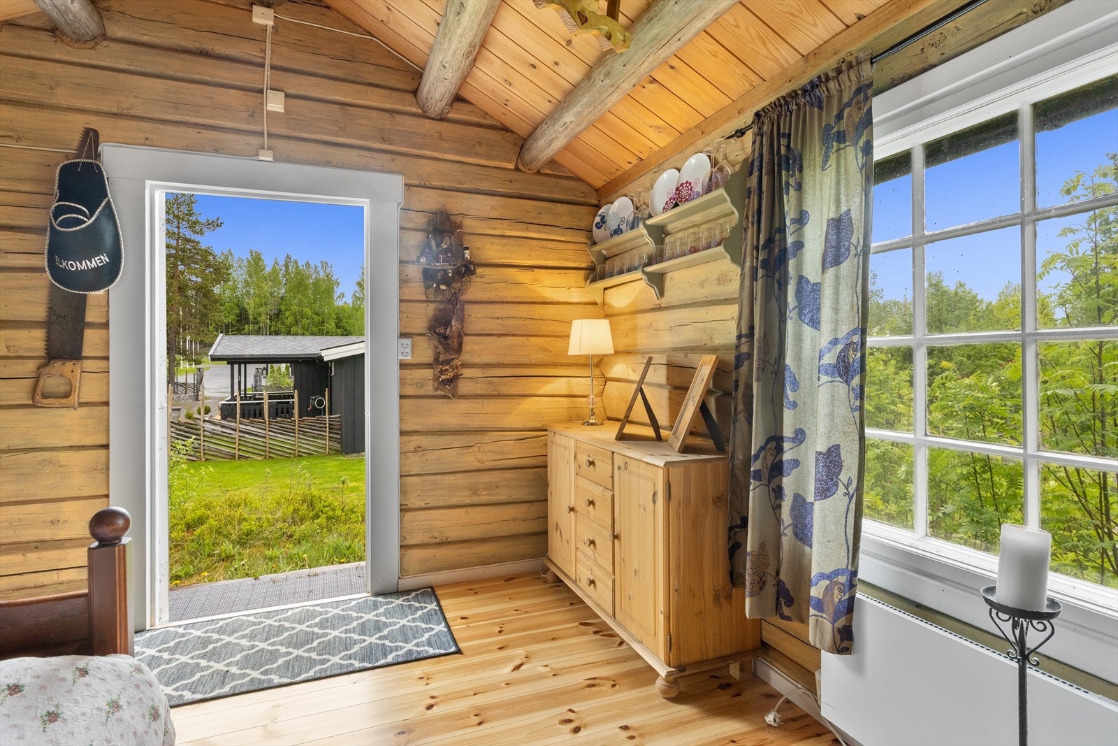 Her får du altså et stemningsfullt og tilbaketrukket rom med ekte hyttepreg, perfekt gjesterom, fristed eller ekstra soveplass. Galleribilde