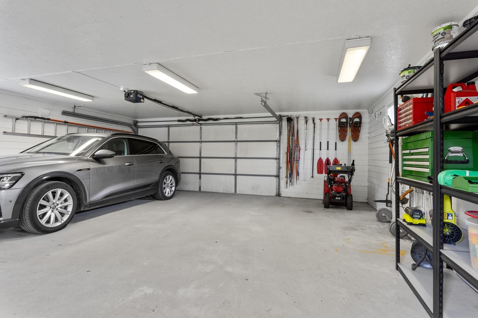 Stor og funksjonell garasje med gode oppbevaringsmuligheter og plass til både bil, hobby og utstyr. Galleribilde