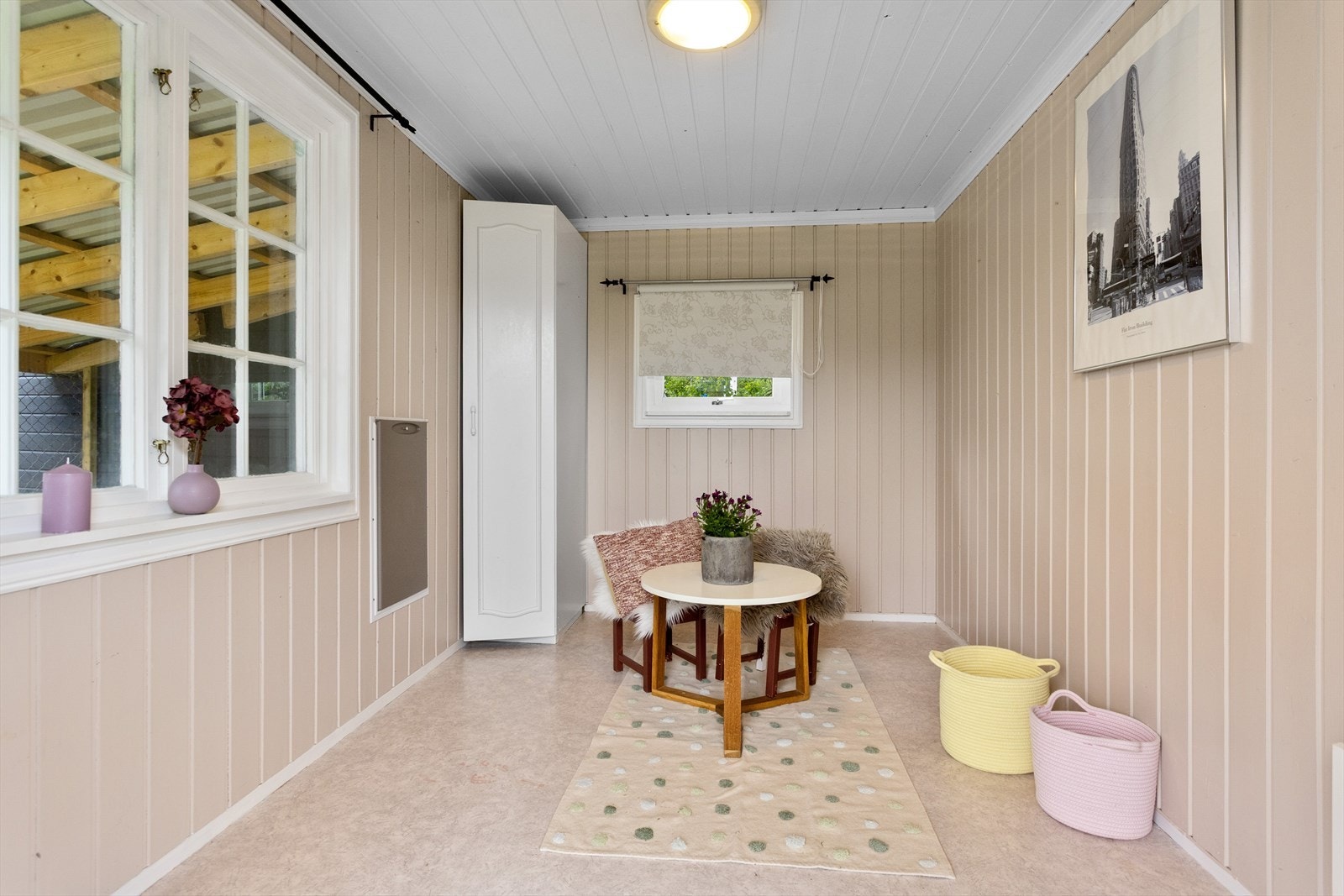 Innsiden av dukkehuset er innredet som et hyggelig og innbydende oppholdsrom med flere bruksmuligheter. Galleribilde