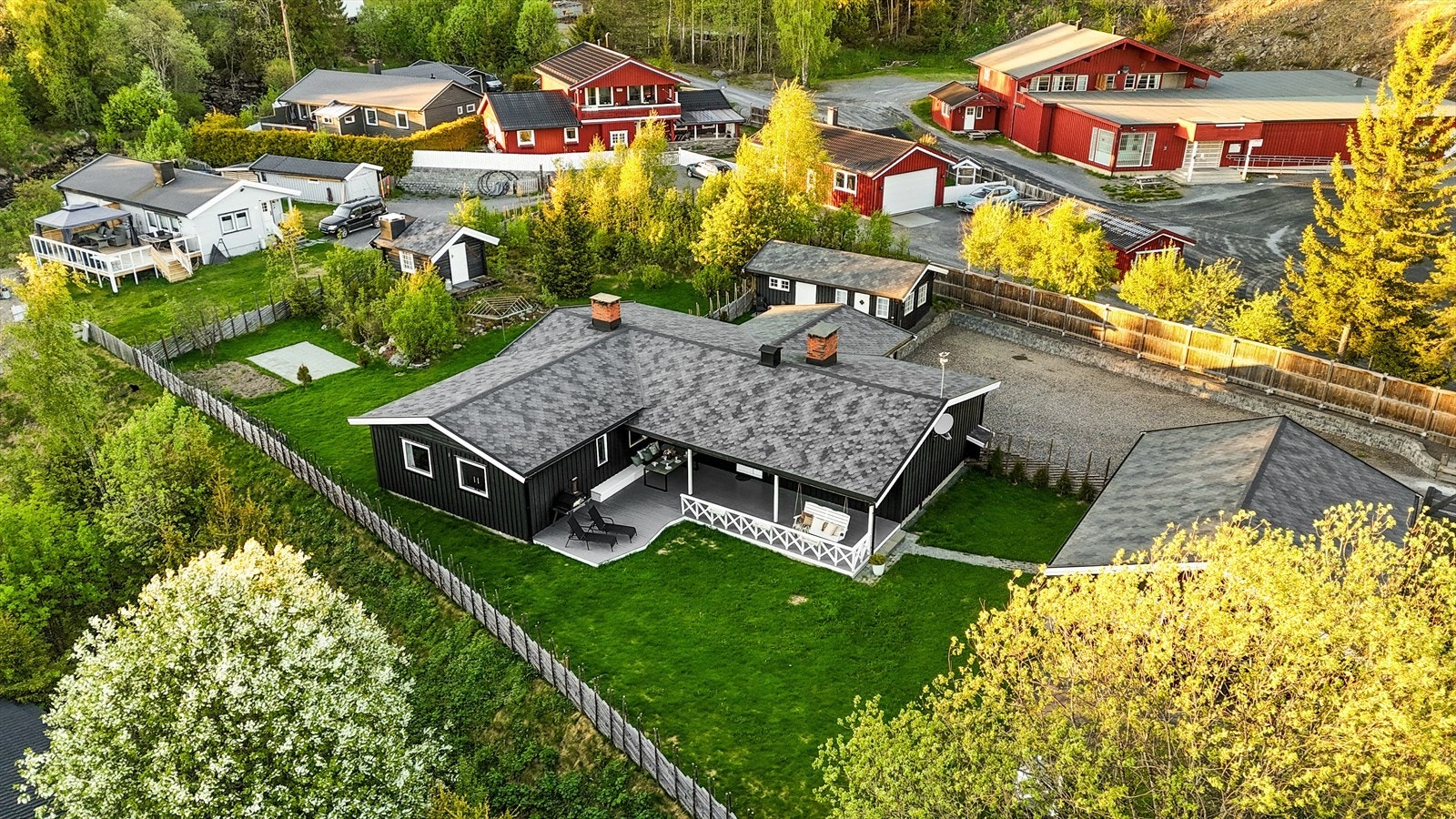 Eiendommen ligger fint til i grønne og rolige omgivelser med gode solforhold og romslig tomt. Galleribilde