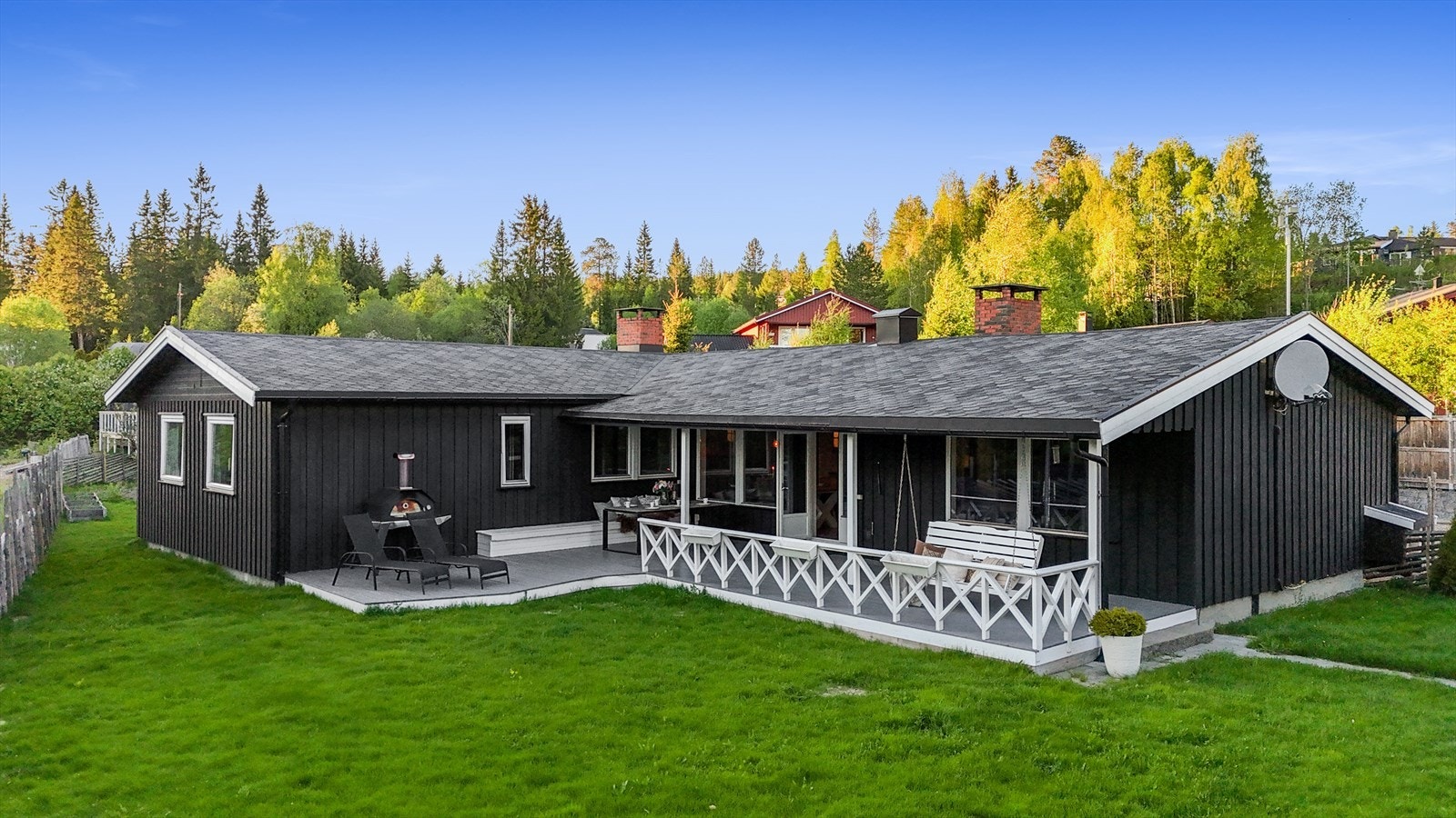 Dette er en fantastisk flott eiendom, hvor uteområdene blir en naturlig del av hverdagen i sommerhalvåret. Galleribilde