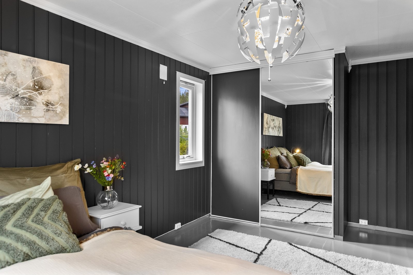 Skyvedørsgarderobe gir rommet en praktisk og ryddig løsning for oppbevaring. Galleribilde
