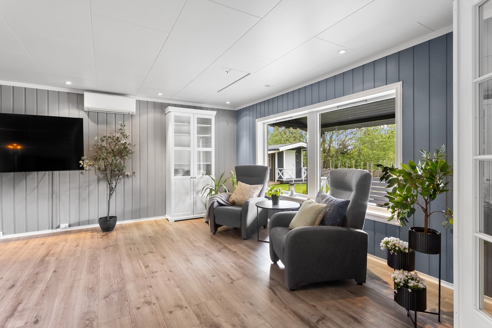Store vindusflater slipper naturen inn og gir rommet en lys og luftig atmofære. Galleribilde
