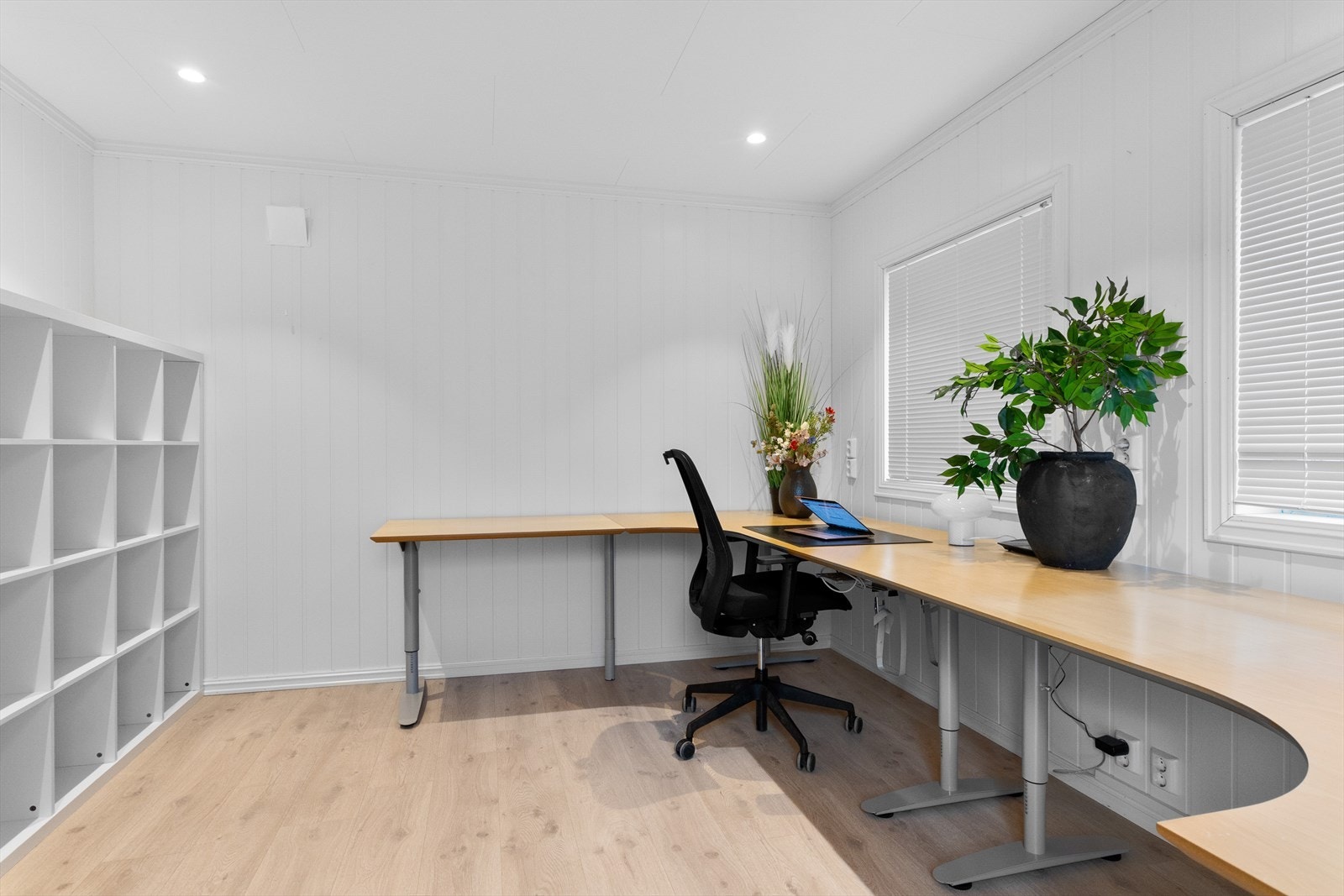 Et innredet kontor i annekset gir gode muligheter for hjemmekontor, kreativt arbeid eller rolig sone adskilt fra hovedboligen. Galleribilde