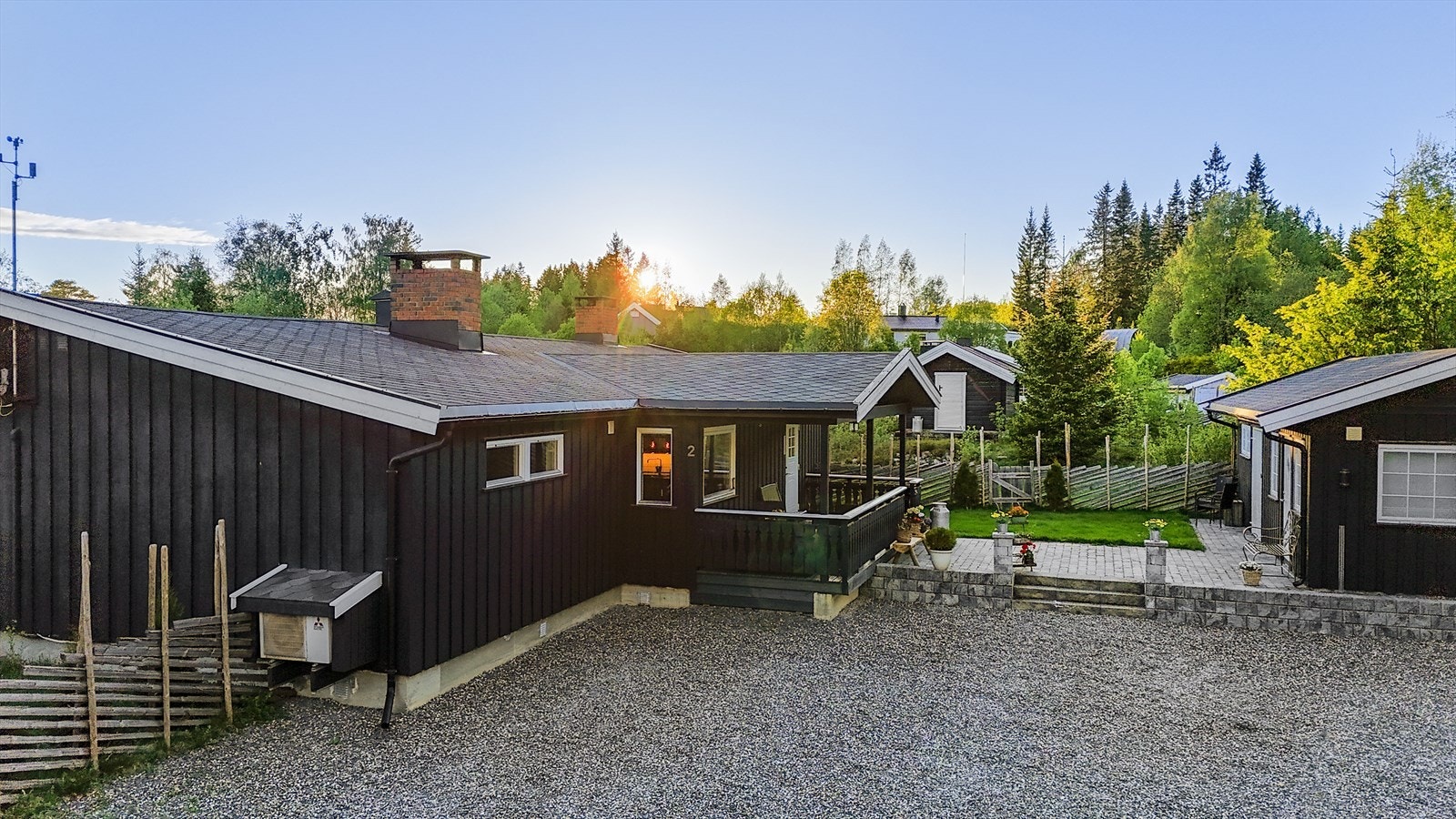 Innkjørselen og gårdsplassen gir eiendommen et ryddig, helhetlig og svært innbydende førsteinntrykk. Galleribilde