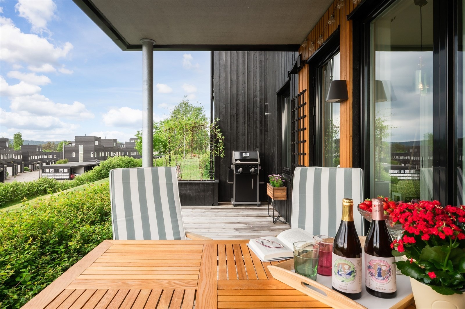 Terrassen er delvis overbygd og det er god plass til utemøbler grill og annet ønskelig. Det er plantet hekk ut mot fellesareal og bygget plantekasse for klatreblomster. Galleribilde