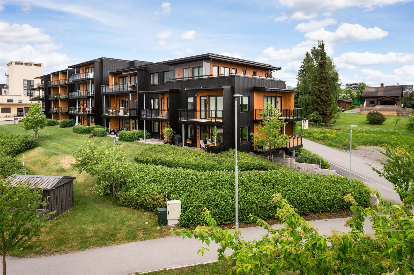 Leiligheten har endebeliggenhet i 1. etasje i dette bygget. Galleribilde