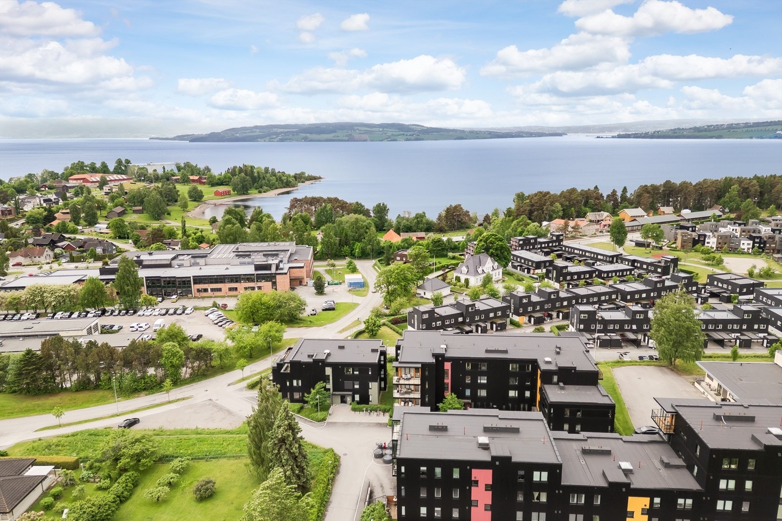 Det er bussholdeplass like i nærheten og ca. 2 km inn til Hamar sentrum. Galleribilde