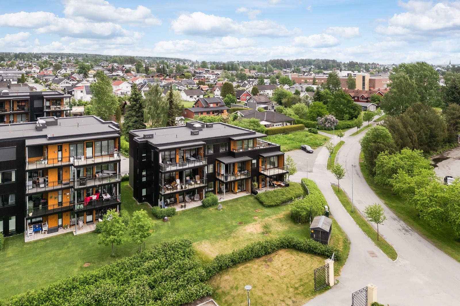 Bod og garasjeplass disponeres i felles kjeller. Det er heis fra kjelleren og opp i 1. etasje. Galleribilde