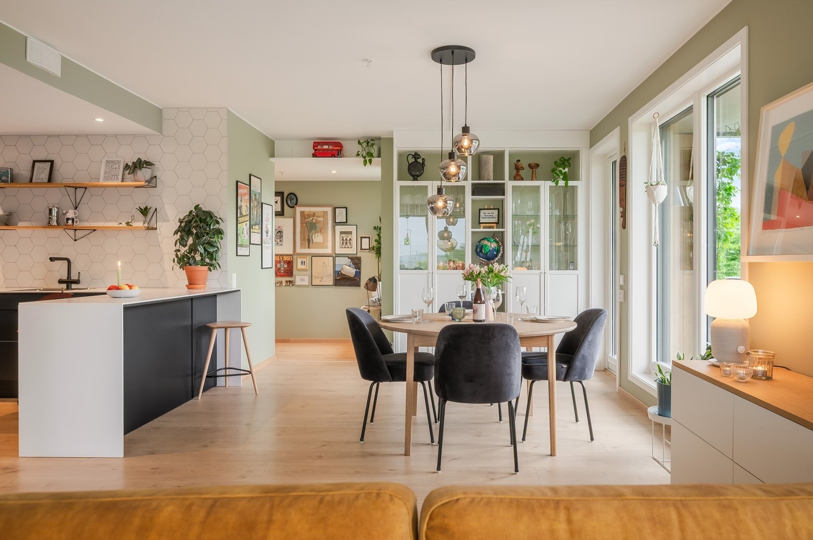 På gulvene er det et pent 1-stavs høytrykkslaminatgulv og veggene har malte gipsflater. Her i stua er veggene malt i en dus og delikat grønntone. Galleribilde