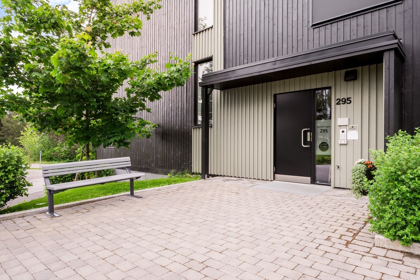 Pen opparbeidet inngangsparti med dørcalling. Galleribilde