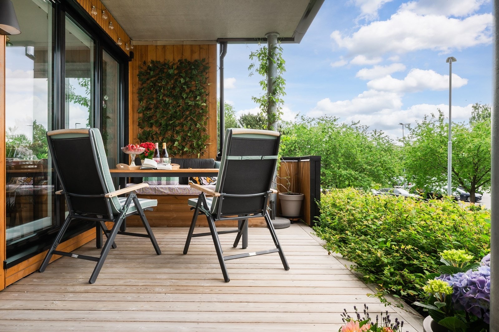 Fra stua er det utgang til sør- vestvendt terrasse på ca. 16 m². Galleribilde