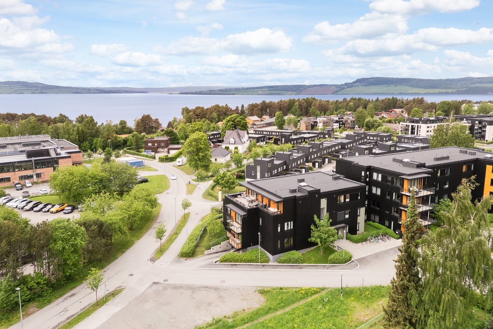Det er meget kort vei ned til Mjøsa med flotte turstier, bademuligheter og diverse kulturtilbud ved blant annet Jernbanemuseet og Domkirkeodden. Galleribilde