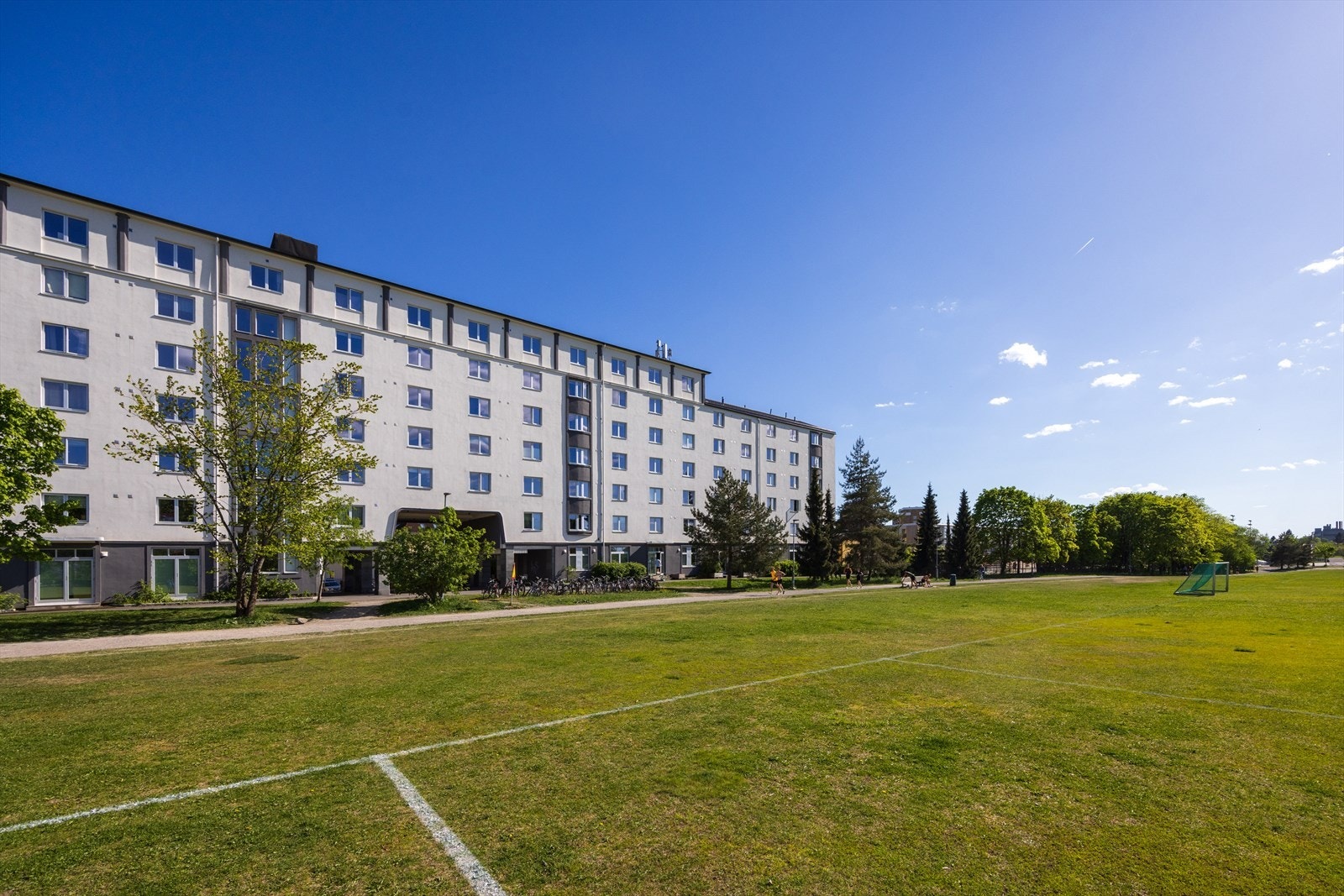 Det er en stor sykkelparkering i bakgården for beboere i borettslaget, denne er inngjerdet med låst port Galleribilde