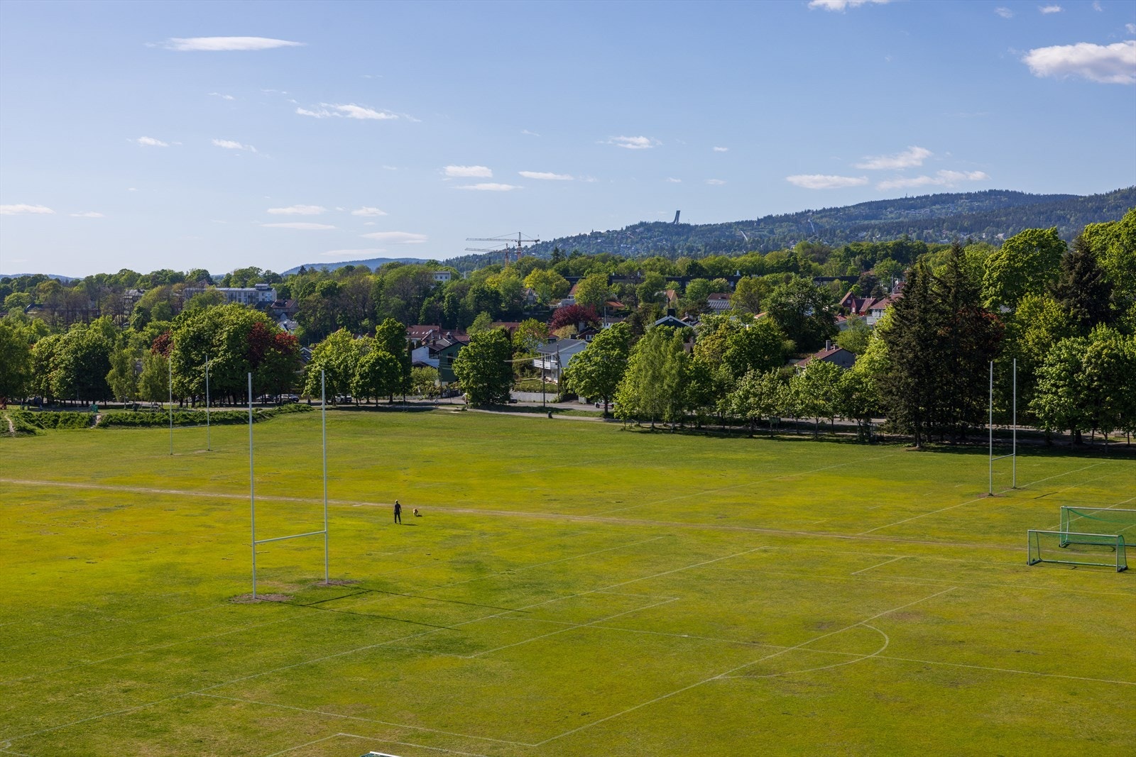 Voldsløkka ligger like bak boligen, med flotte grøntarealer, fotballbane, vaffeljogg, tuftepark m.m. Galleribilde