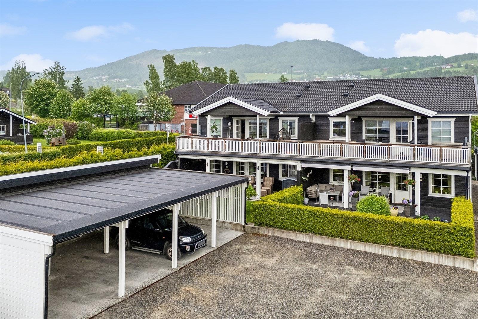Det medfølger biloppstillingsplass i carport med elbillader, samt en bod med innlagt strøm på 5 m² i bakkant. Galleribilde