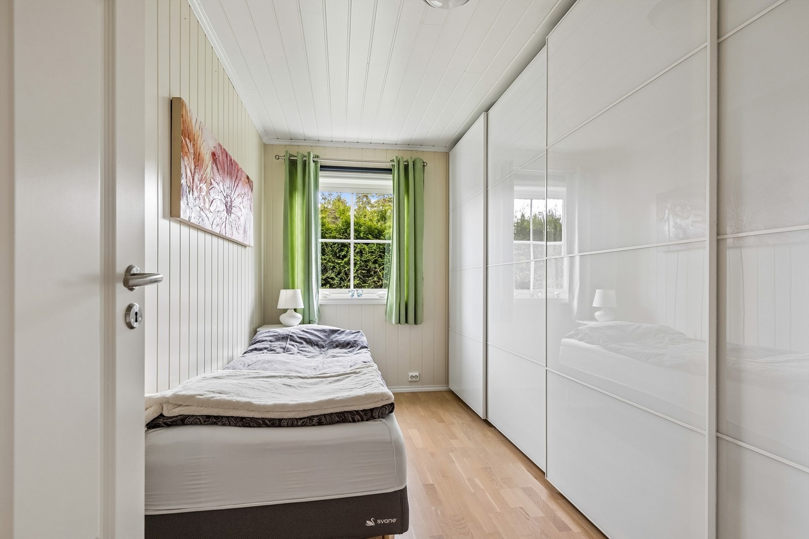 Koselig soverom med god plass for oppbevaring i garderobeskapet. Galleribilde
