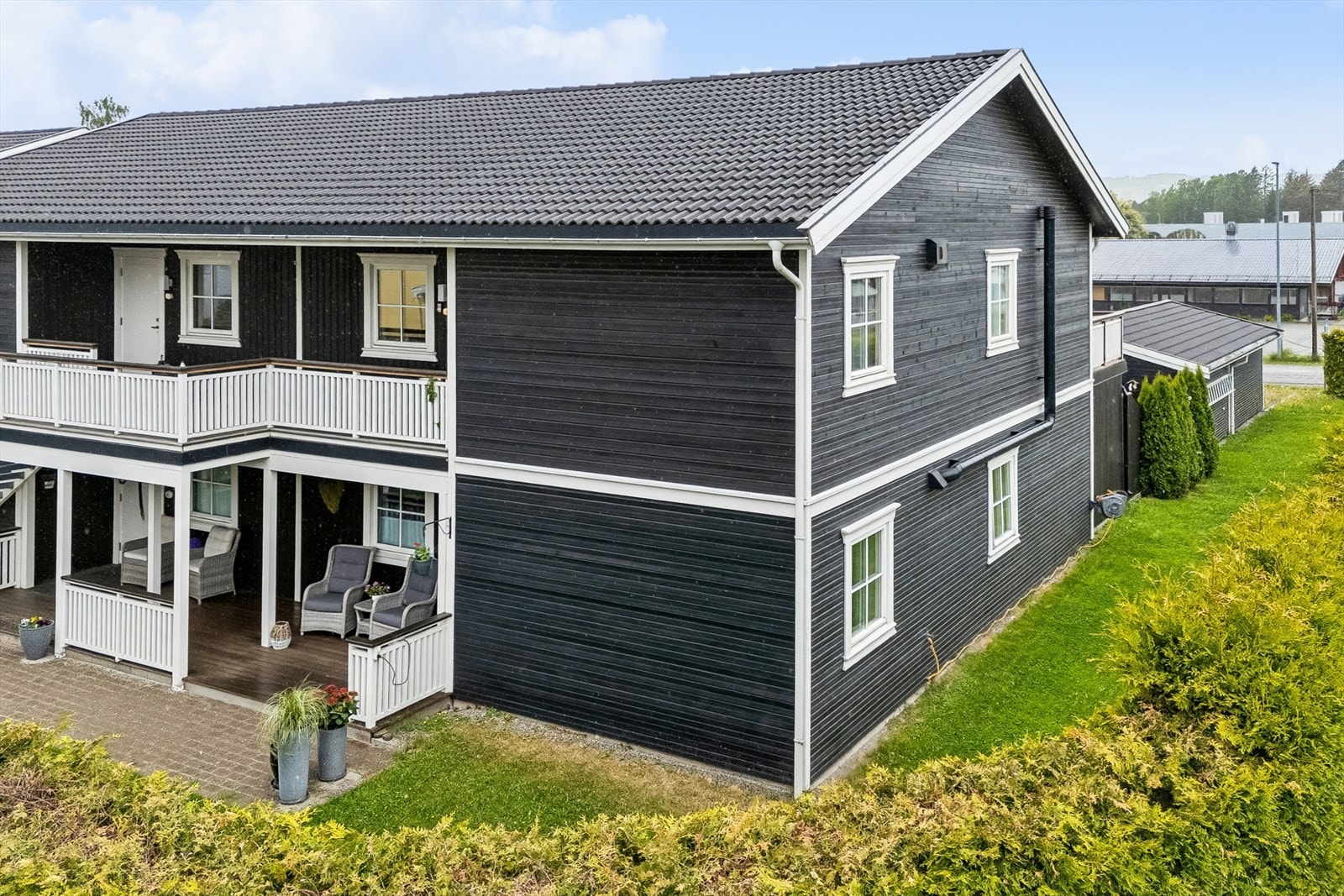 Eiendommen ligger sentrumsnært til i et veletablert boligområdet like ved Sveum i Brumunddal. Området består i hovedsak av eneboliger og det er kort gangavstand til skoler og barnehager. Galleribilde