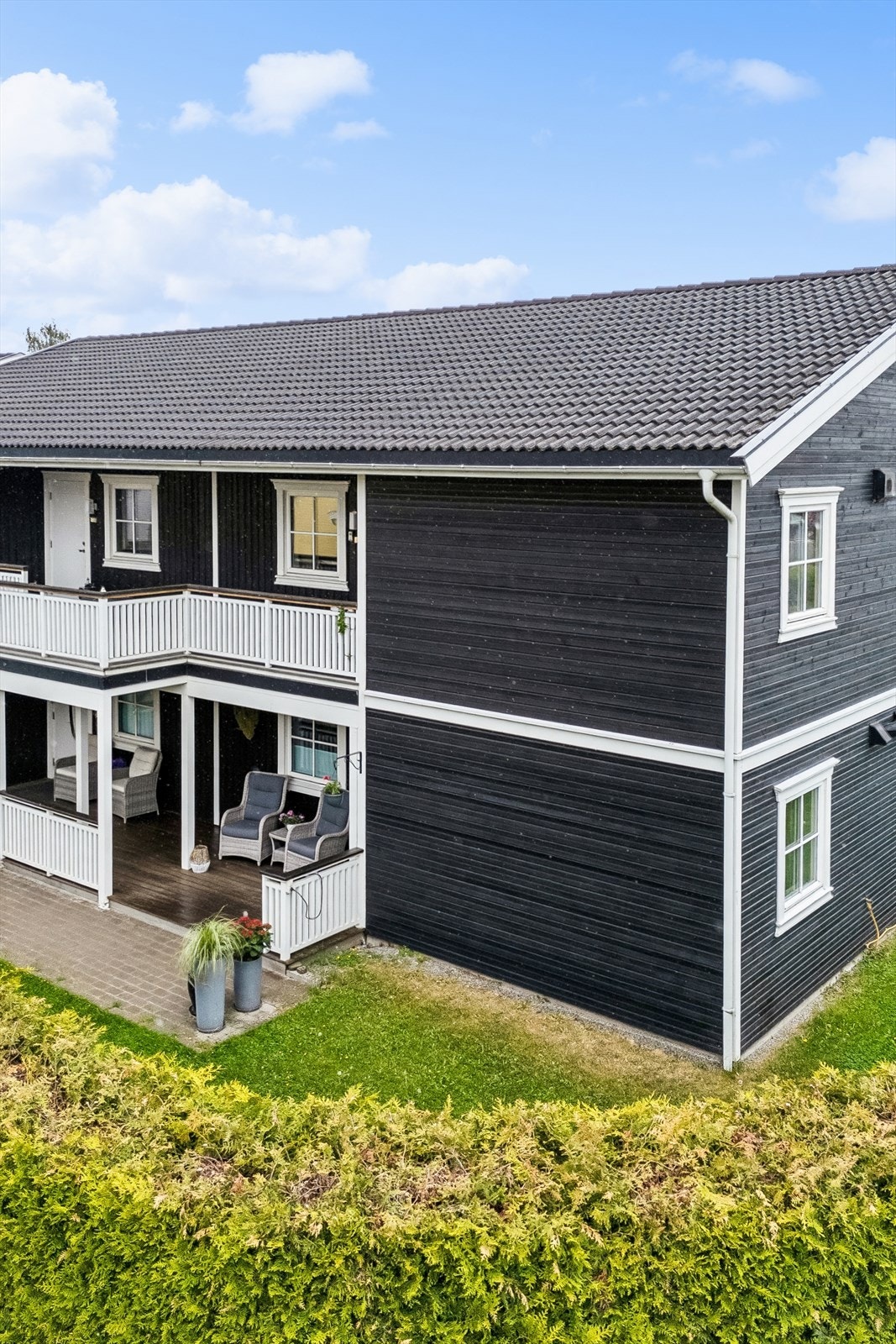 Sameiet består av to firemannsboliger med til sammen åtte seksjoner. Galleribilde