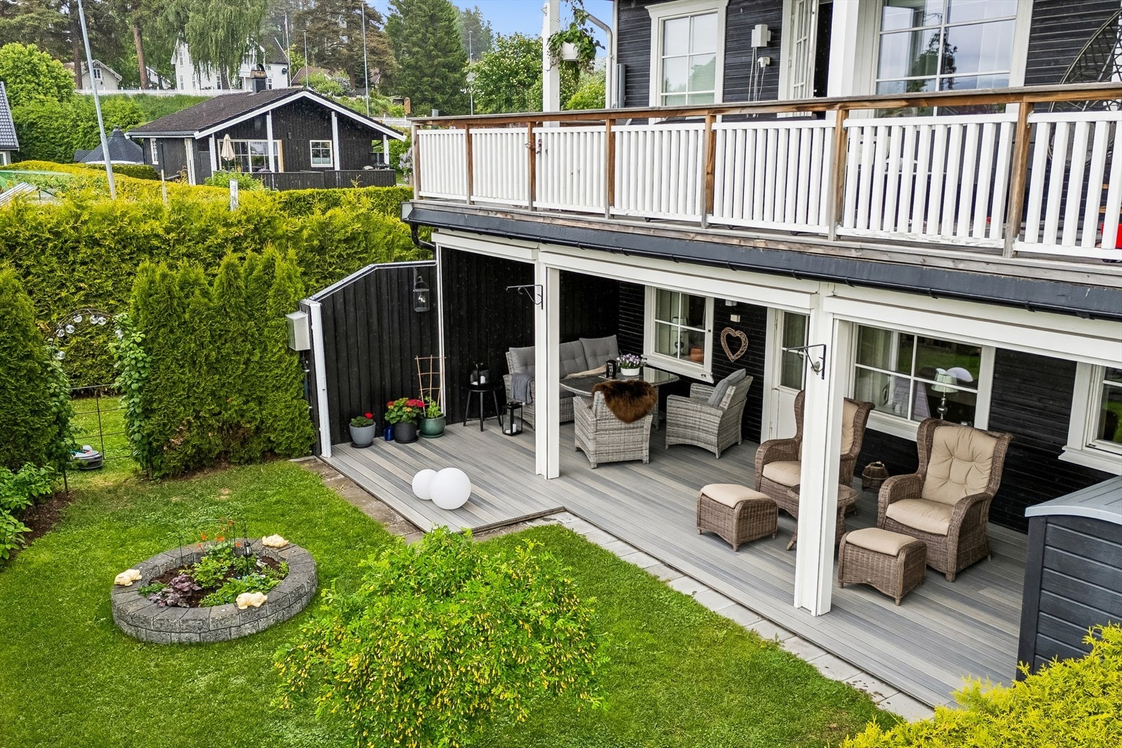 Uteområdet er oppgradert i seinere tid med bl.a. diverse beplantning, steinlagte og forhøyede bedd, lagt nyere vedlikeholdsfritt terrassegulv og innstallert robotkllipper. Galleribilde