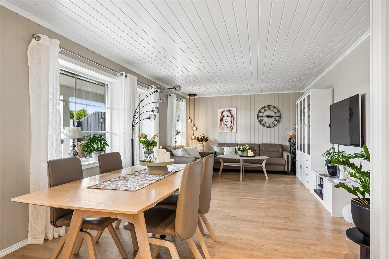 Stuen og kjøkkenet utgjør et stort allrom med plass til både spisebord og sofagruppe. Galleribilde