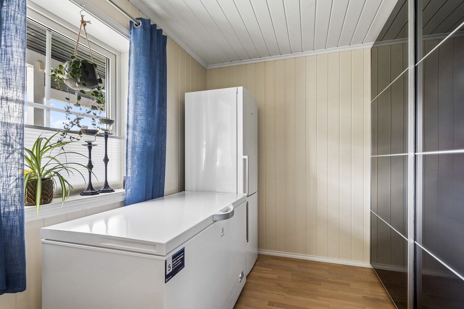 Det tredje soverommet gir fleksibilitet for familien, enten som soverom eller ekstra lagringsplass. Galleribilde