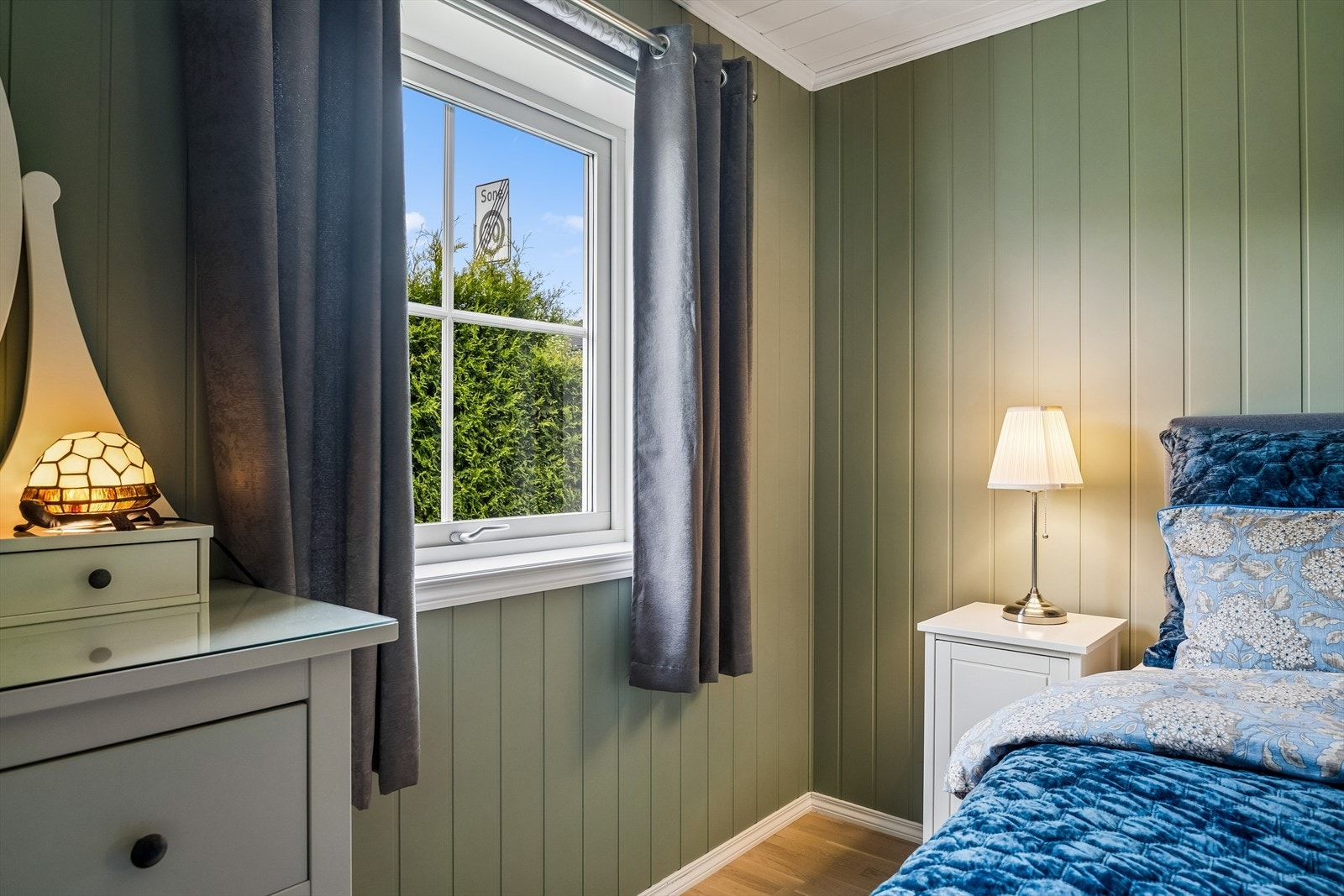 Vinduene er i tre med 2-lags isolerglass, fra byggeåret 2015. Galleribilde