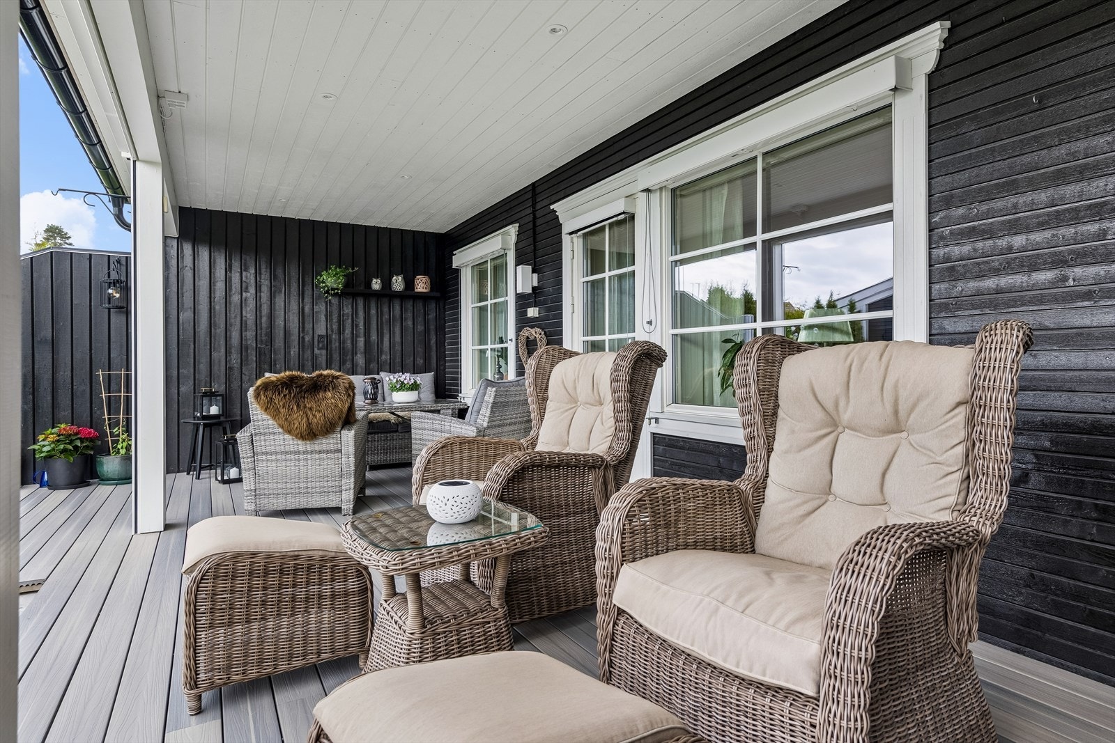Den store, delvis overbygde terrassen har god plass til flere sittegrupper. Galleribilde