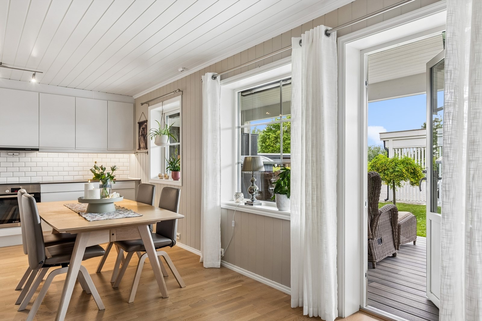 Fra stuen er det direkte utgang til den delvis overbygde, vestvendte terrassen. Galleribilde