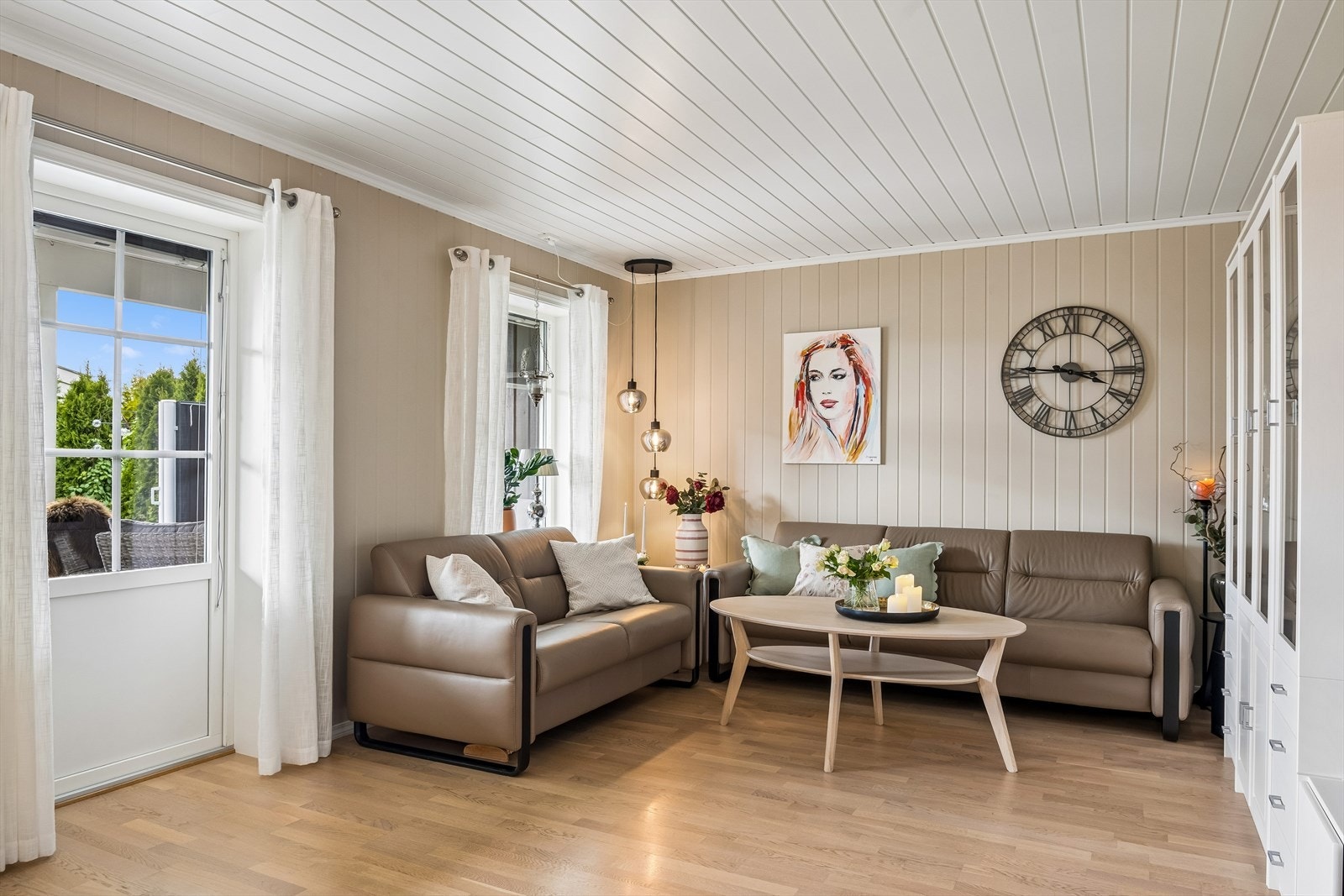 Gjennomgående parkett på gulv og panelplater på veggene gir et helhetlig preg. Galleribilde