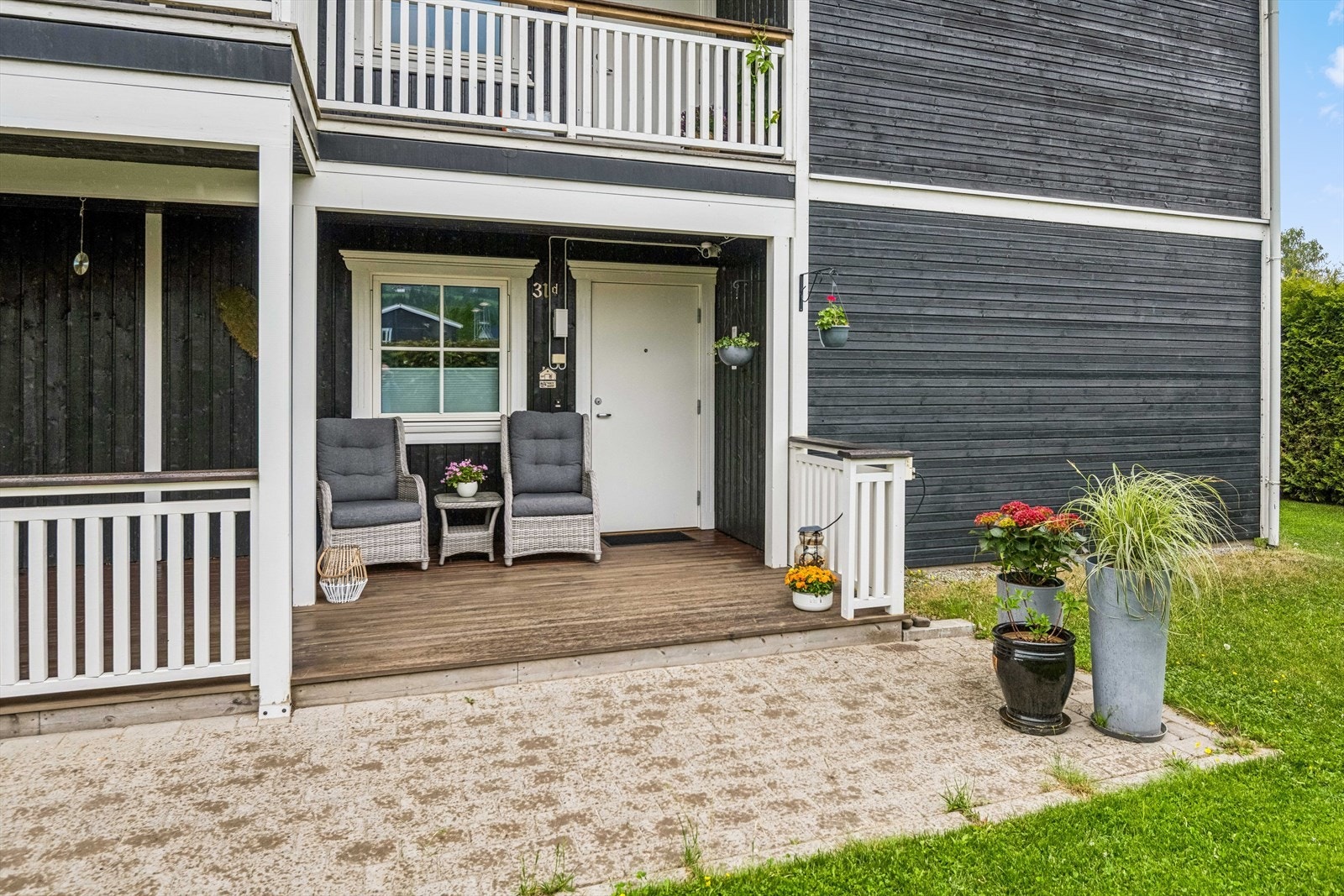 Overbygget terrasseplatting ved inngangspartiet, med plass til en liten sittegruppe. En koselig plass å nyte morgenkaffen i sola! Galleribilde