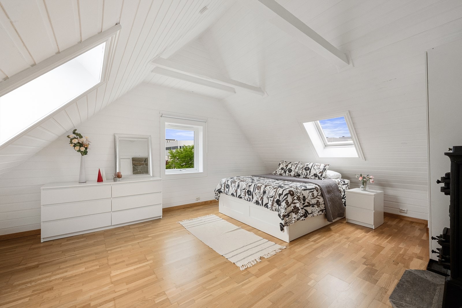 Det ene soverommet på loftet er romslig, med plass til dobbeltseng og møblement. Galleribilde