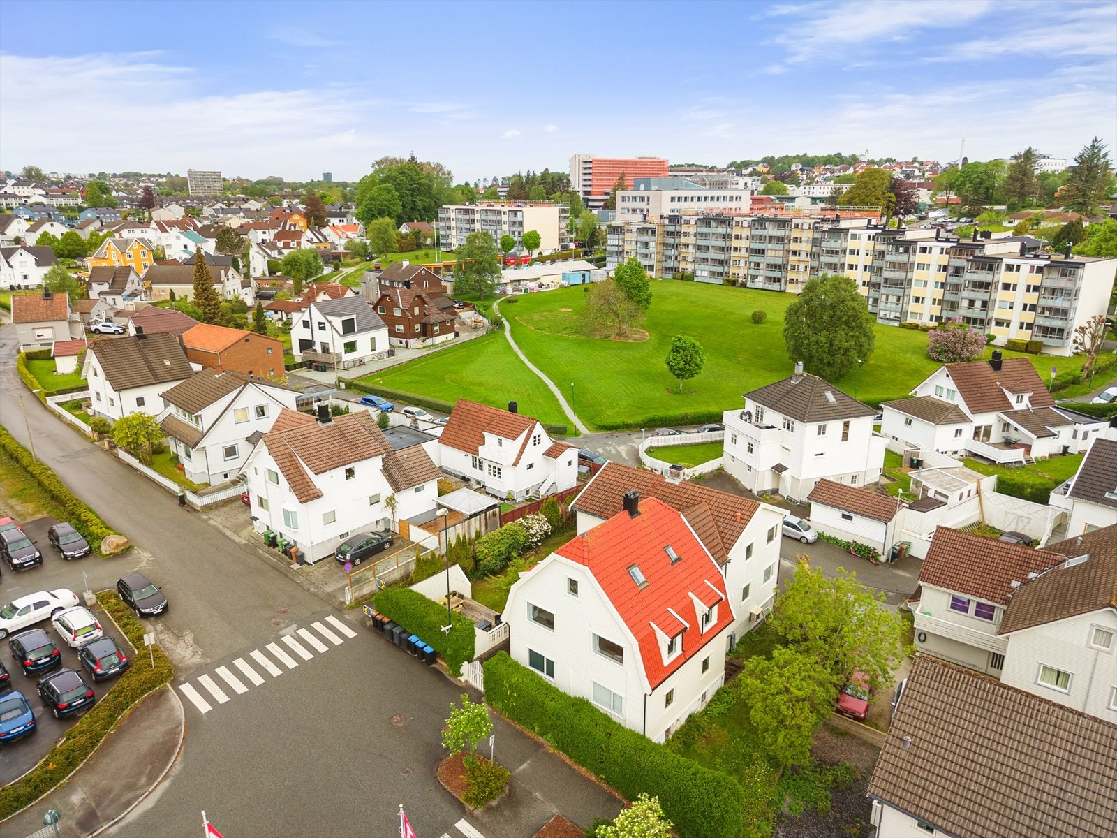 Området har flere skoler og barnehager, som Kvaleberg skole og Hillevåg barnehage, innen kort avstand. Galleribilde