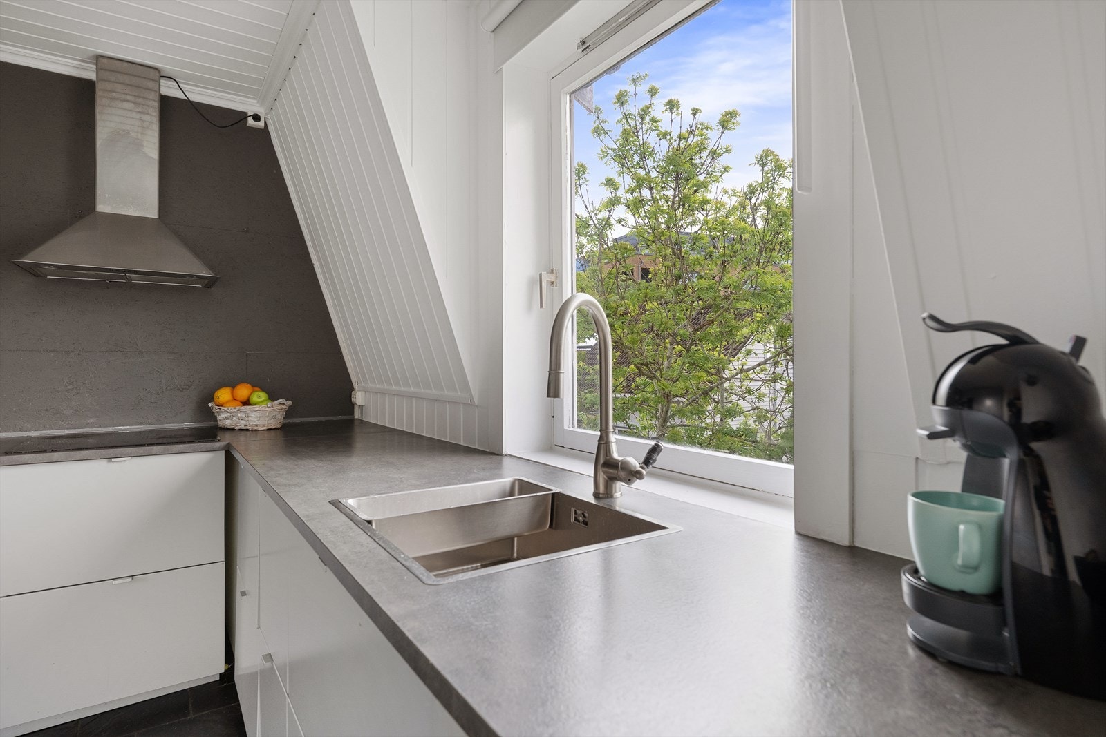 Kjøkkenventilator med avtrekk direkte ut sørger for god utlufting under matlaging. Galleribilde