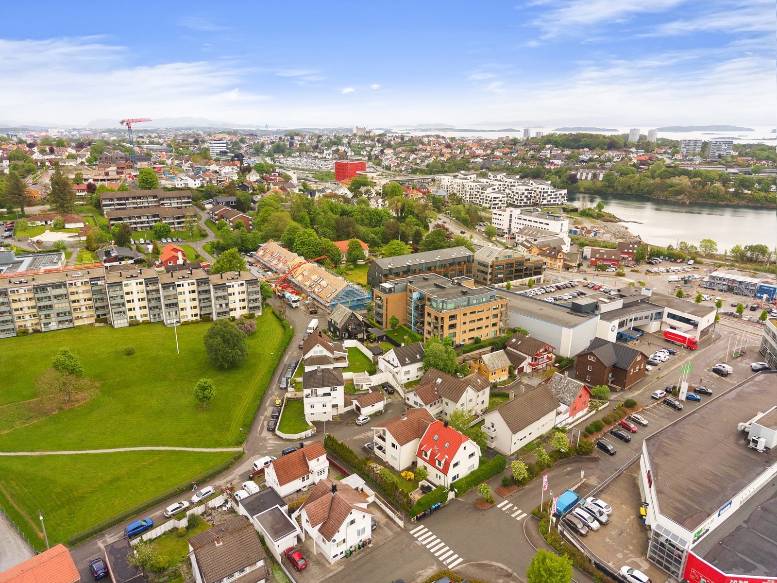 Nærområdet er preget av en blanding av småhus og blokkbebyggelse. Galleribilde