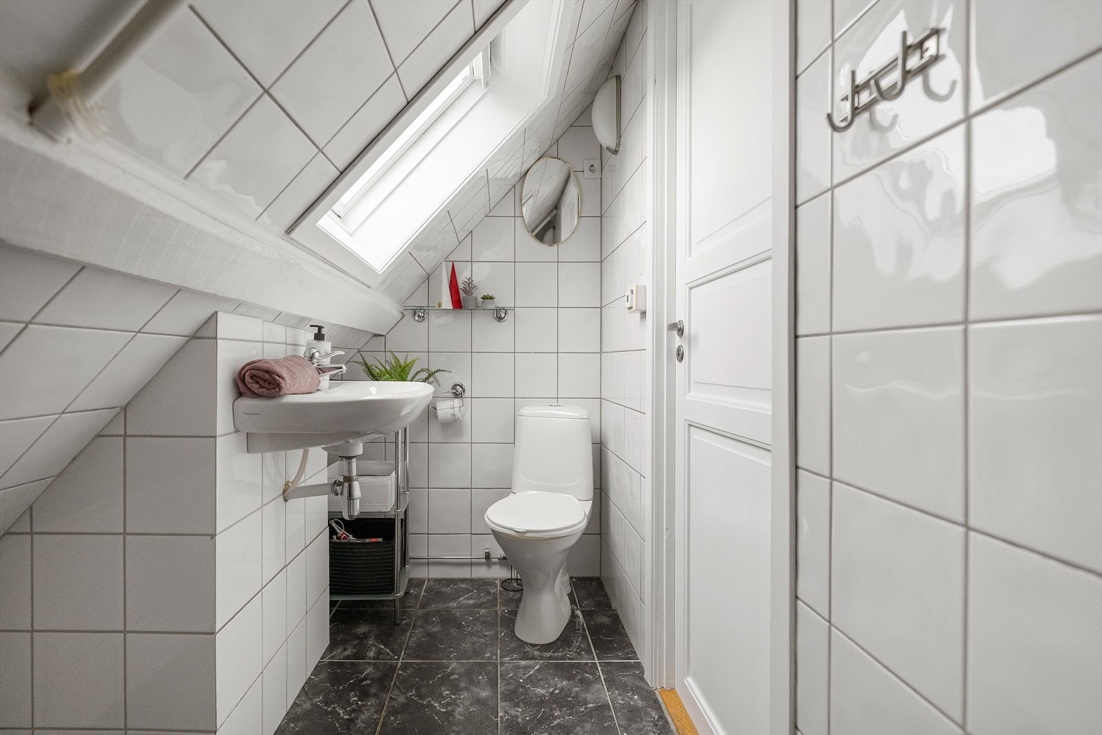 Badet er av eldre dato og har flislagte overflater. Galleribilde