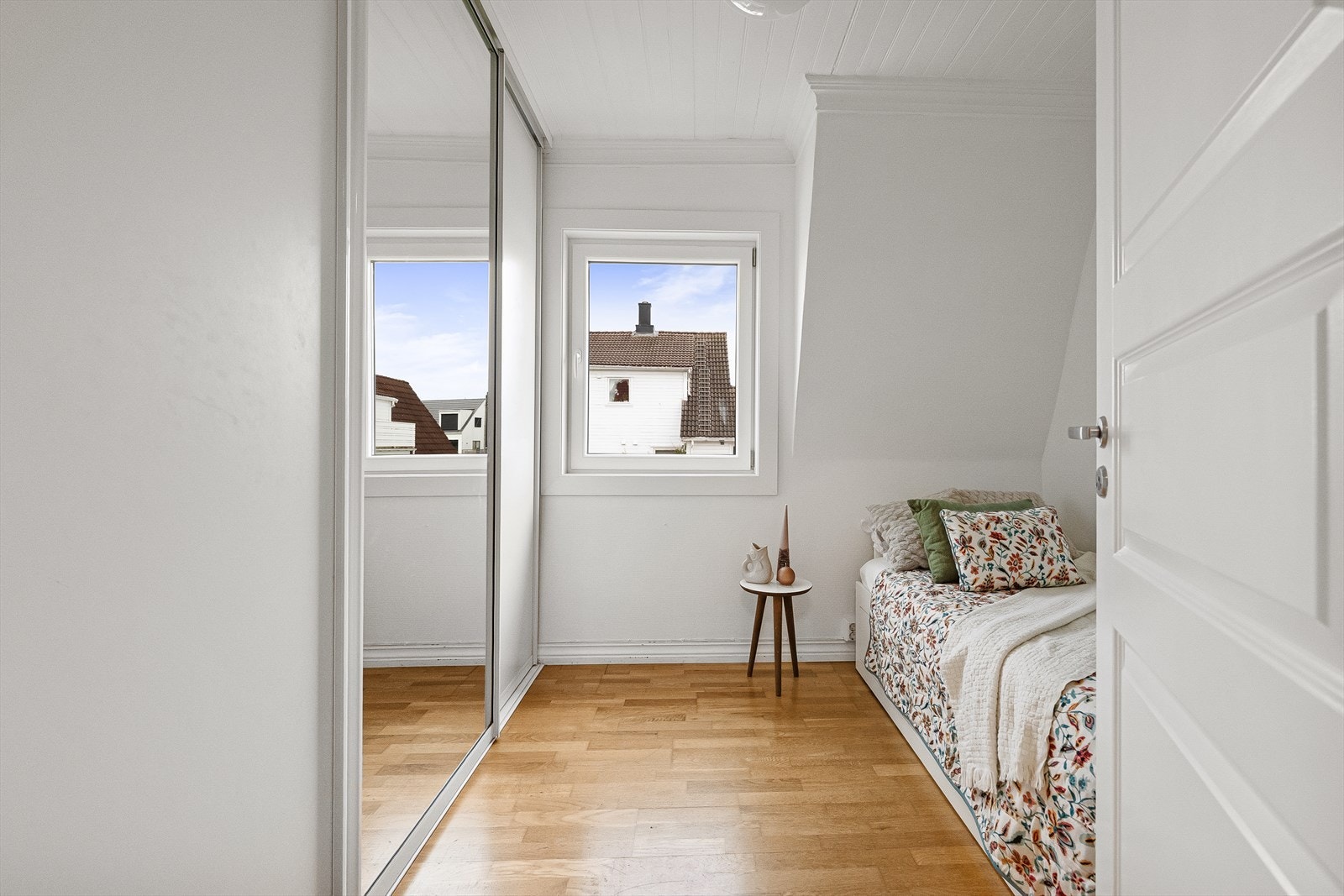 Rommet har plass til garderobeløsning med skyvedører. Galleribilde