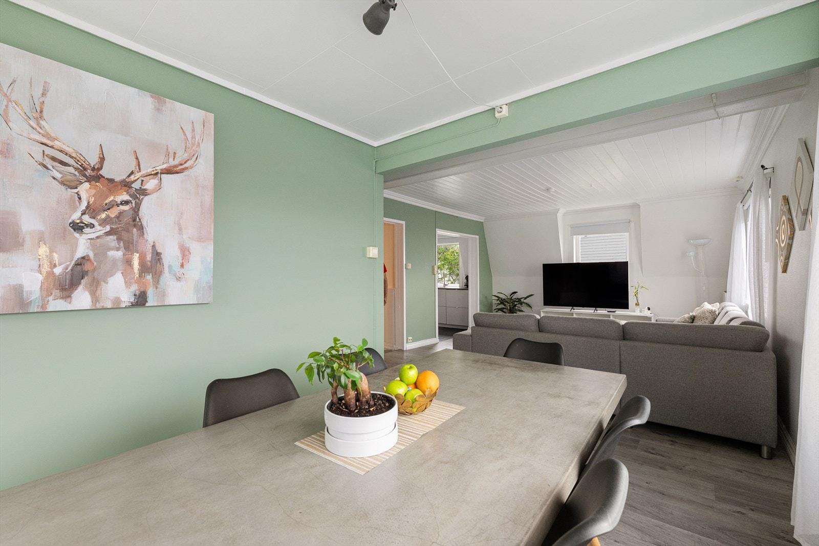 Stuen har god plass til både sofagruppe og spisebord. Galleribilde