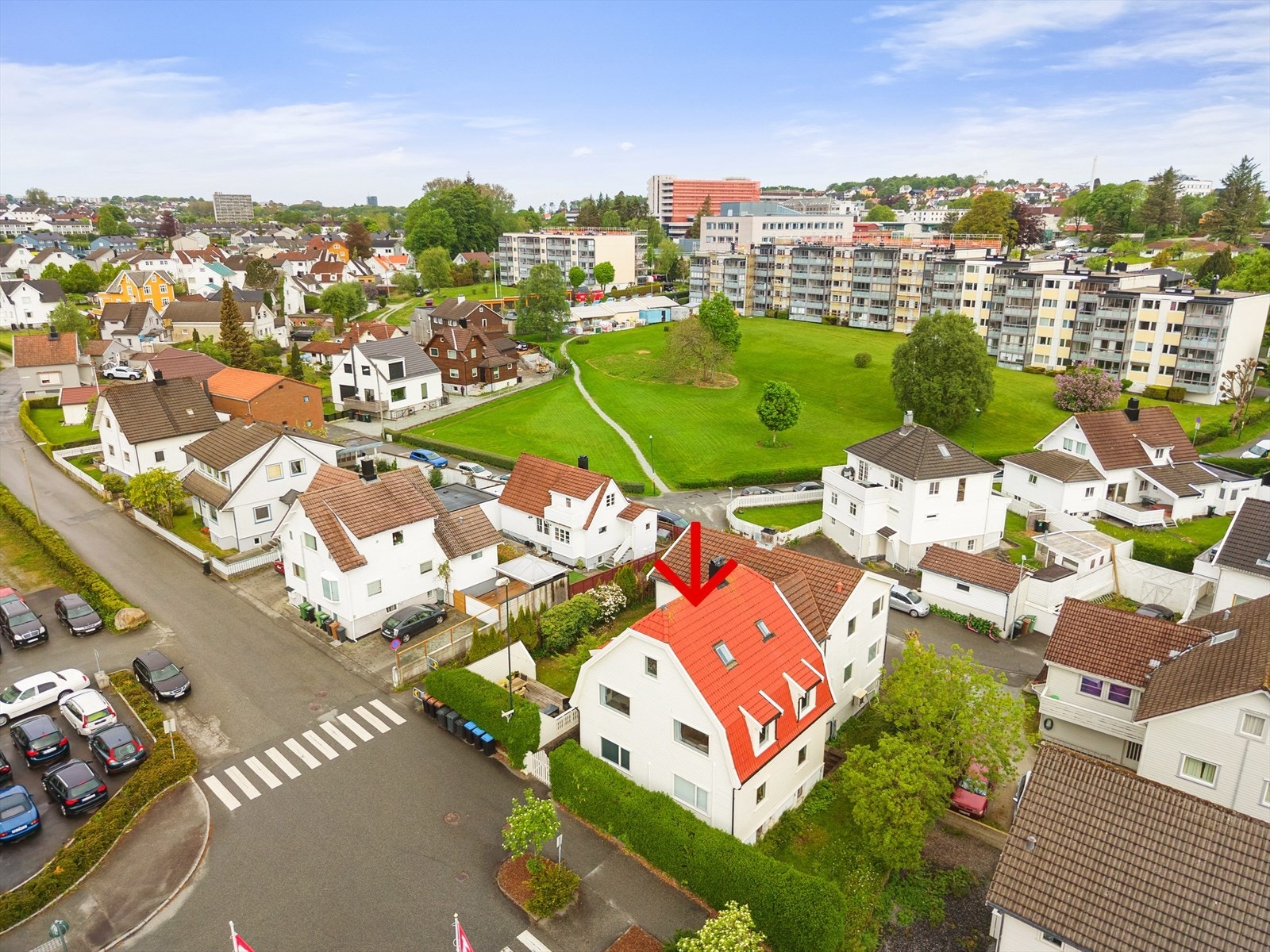 Velkommen til Frida Hansens Vei 30 og en meget kjekk leilighet over 2 plan (2. et. + loft) i en tidligere tomannsbolig. Foto: Svein Ove Andersen Foto Galleribilde