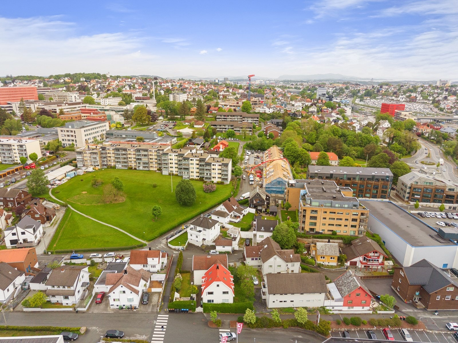 Fra boligen er det gangavstand til Jarlabanen og andre grøntområder i nabolaget. Galleribilde