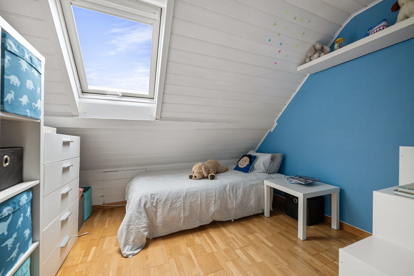 Det andre soverommet på loftet er ideelt som barnerom, gjesterom eller kontor. Galleribilde