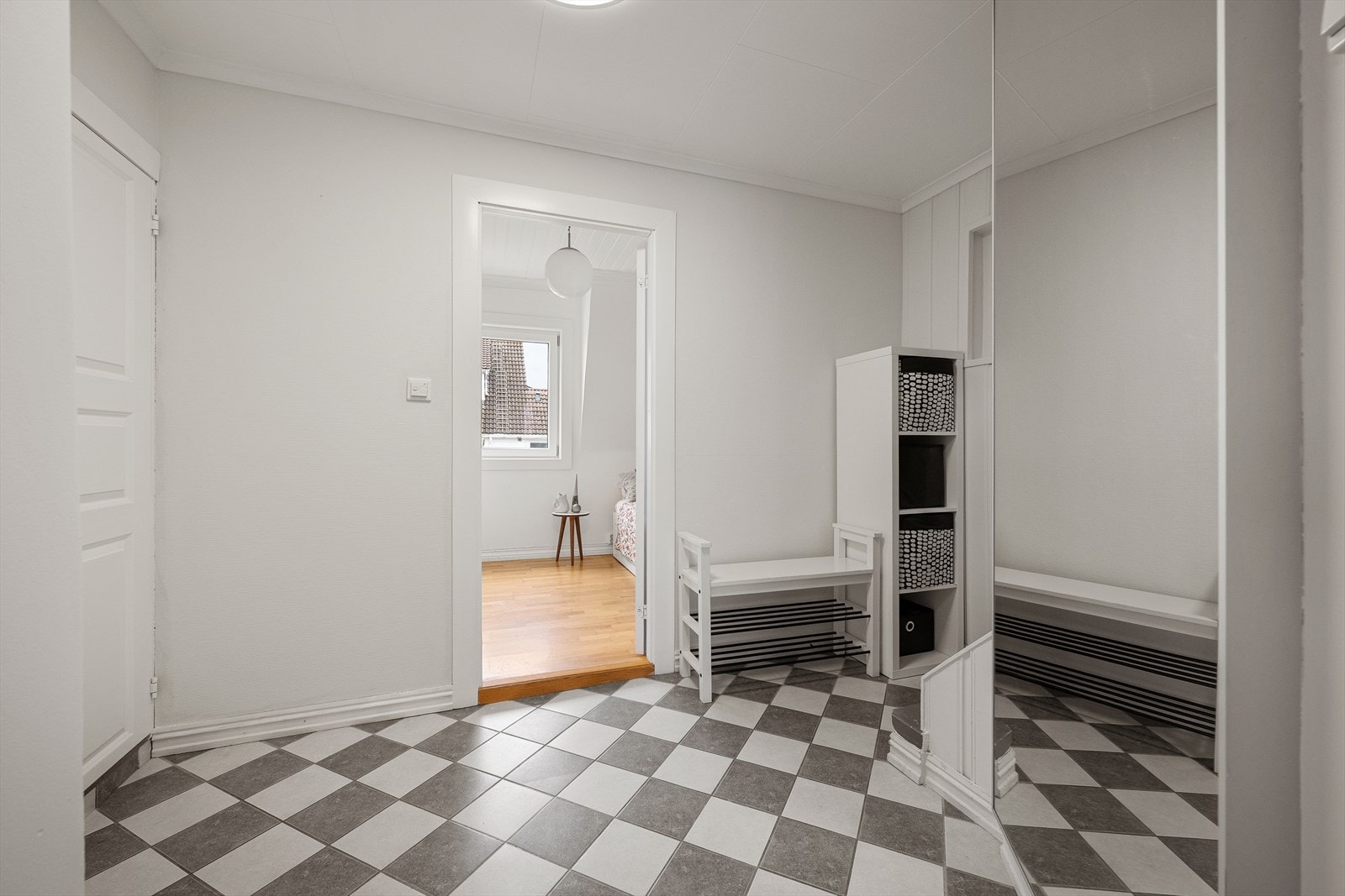 Entréen gir et godt førsteinntrykk og har plass til oppbevaring av yttertøy. Galleribilde