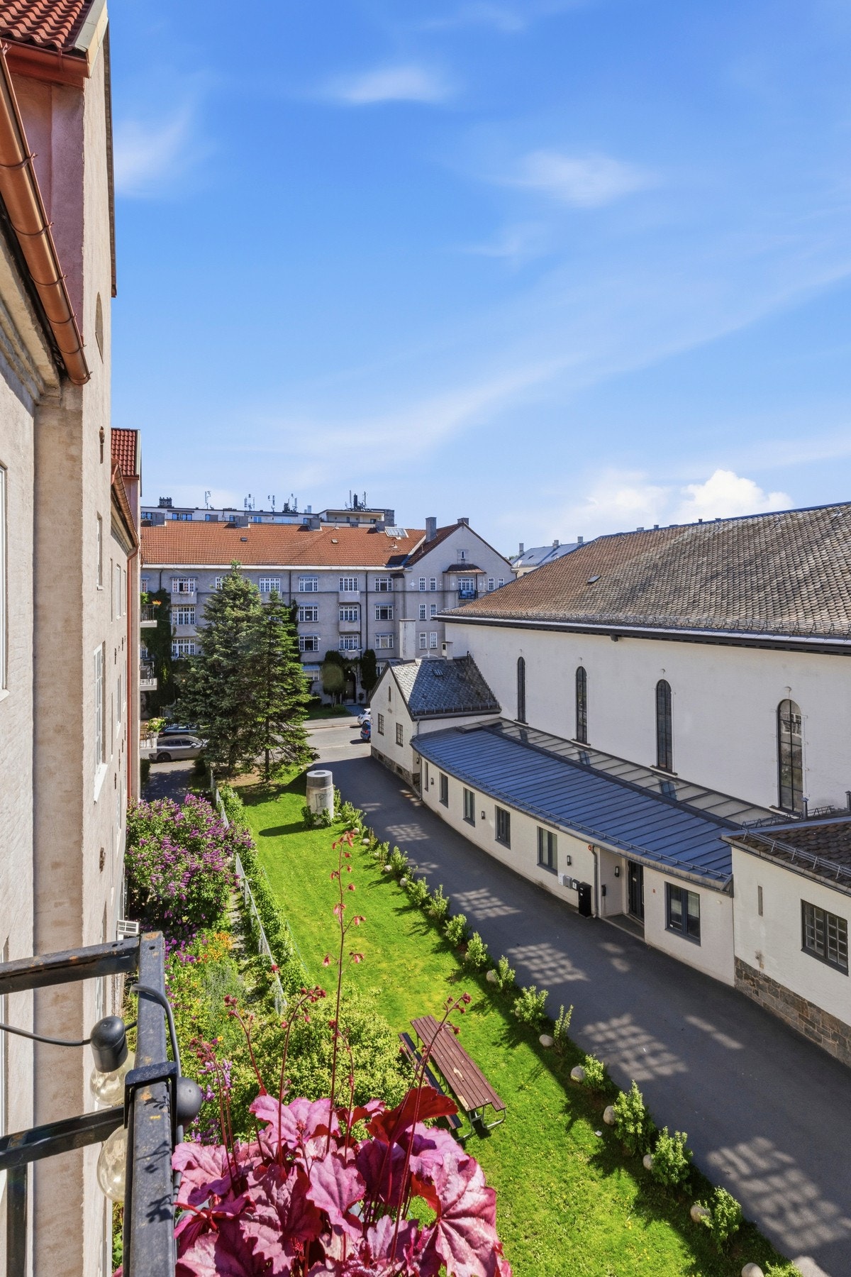 I enden av rommet er det utgang til en koselig balkong, som på sommerstid oppleves som en forlengelse av stuen. Galleribilde